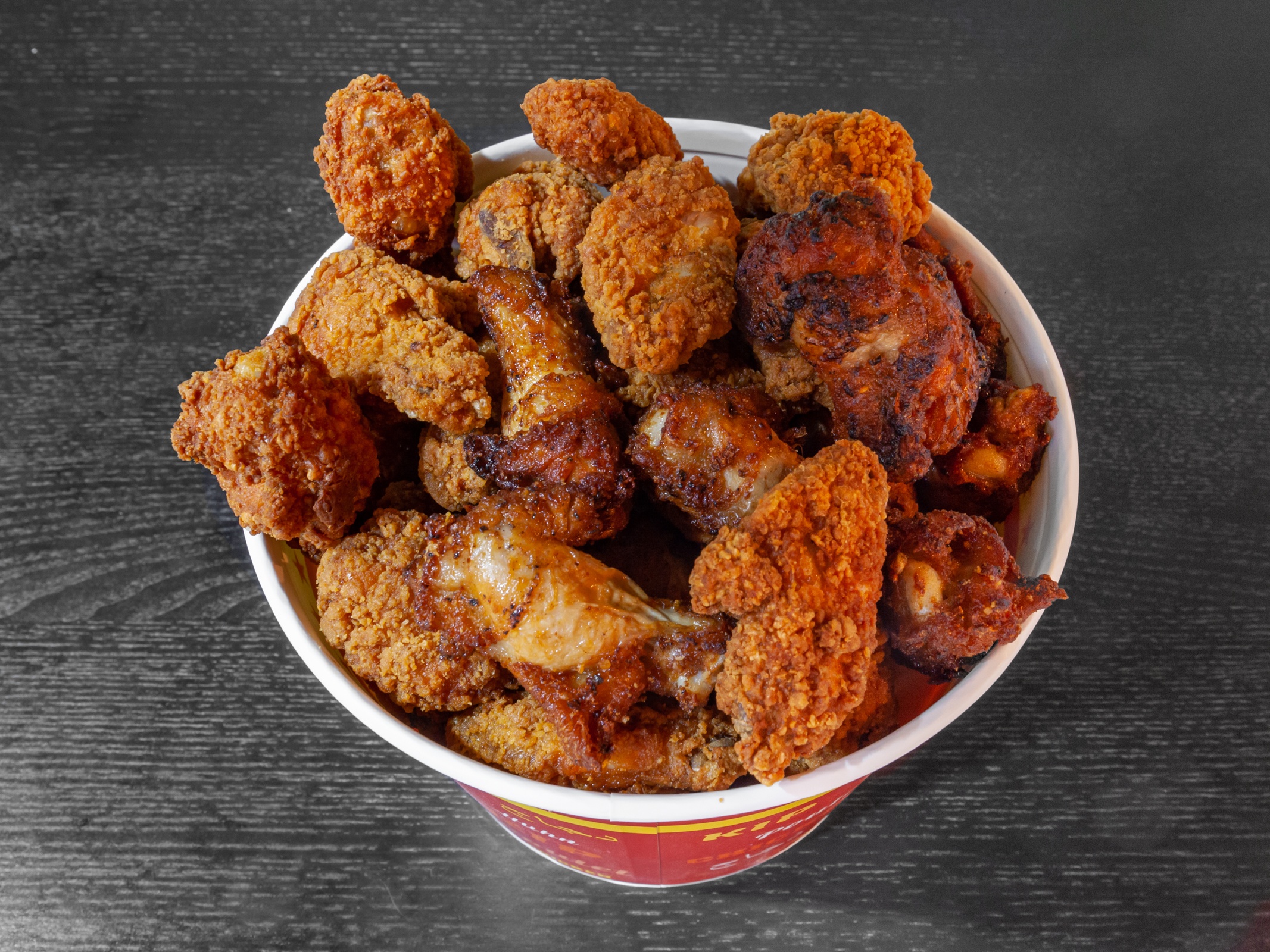 Bucket de Wings avec différents goût chez WIngsStreet